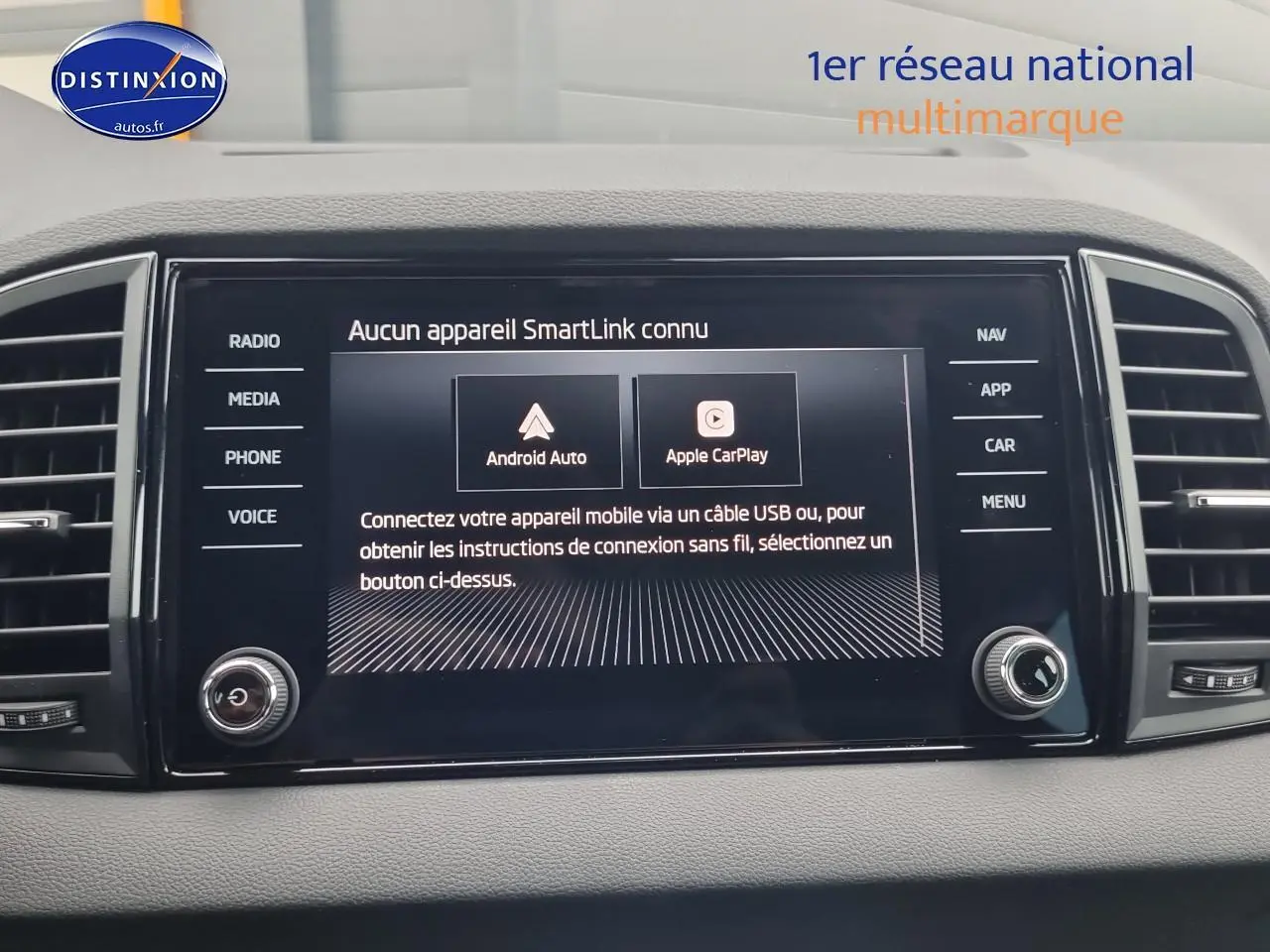 Écran tactile central du tableau de bord du Skoda Karoq 2025 affichant les options Android Auto et Apple CarPlay.