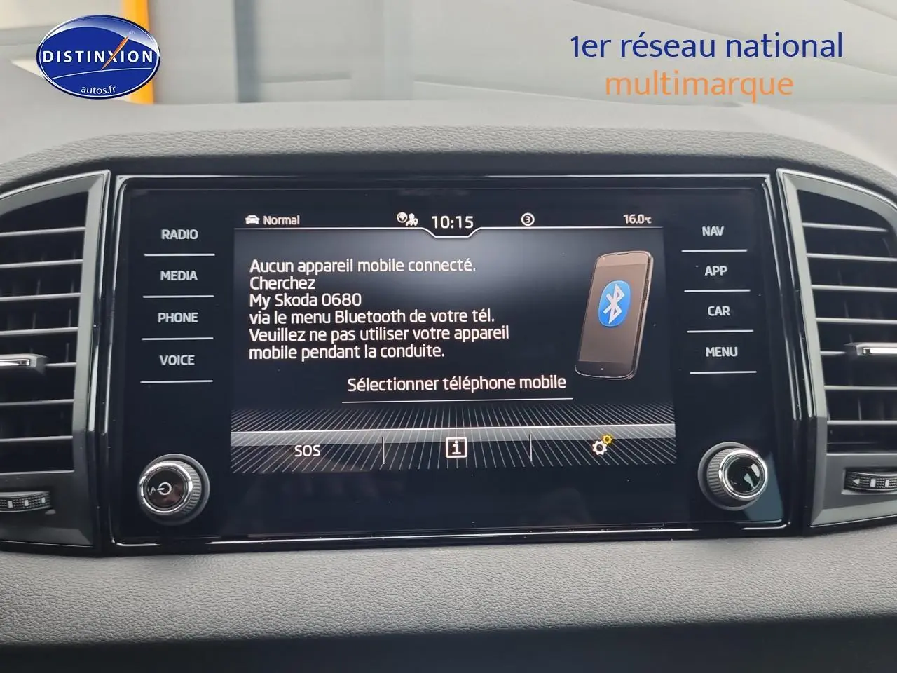 Écran tactile central du tableau de bord d'une Skoda Karoq noir, affichant menu Bluetooth et options multimédia.