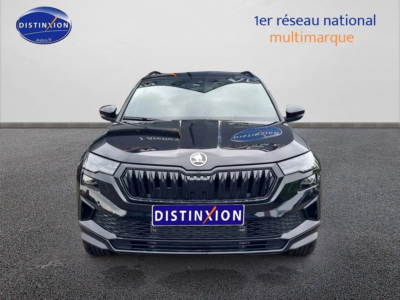 Vue frontale d'un Skoda Karoq noir 2025 avec calandre noire et logo distinctif sur fond neutre.