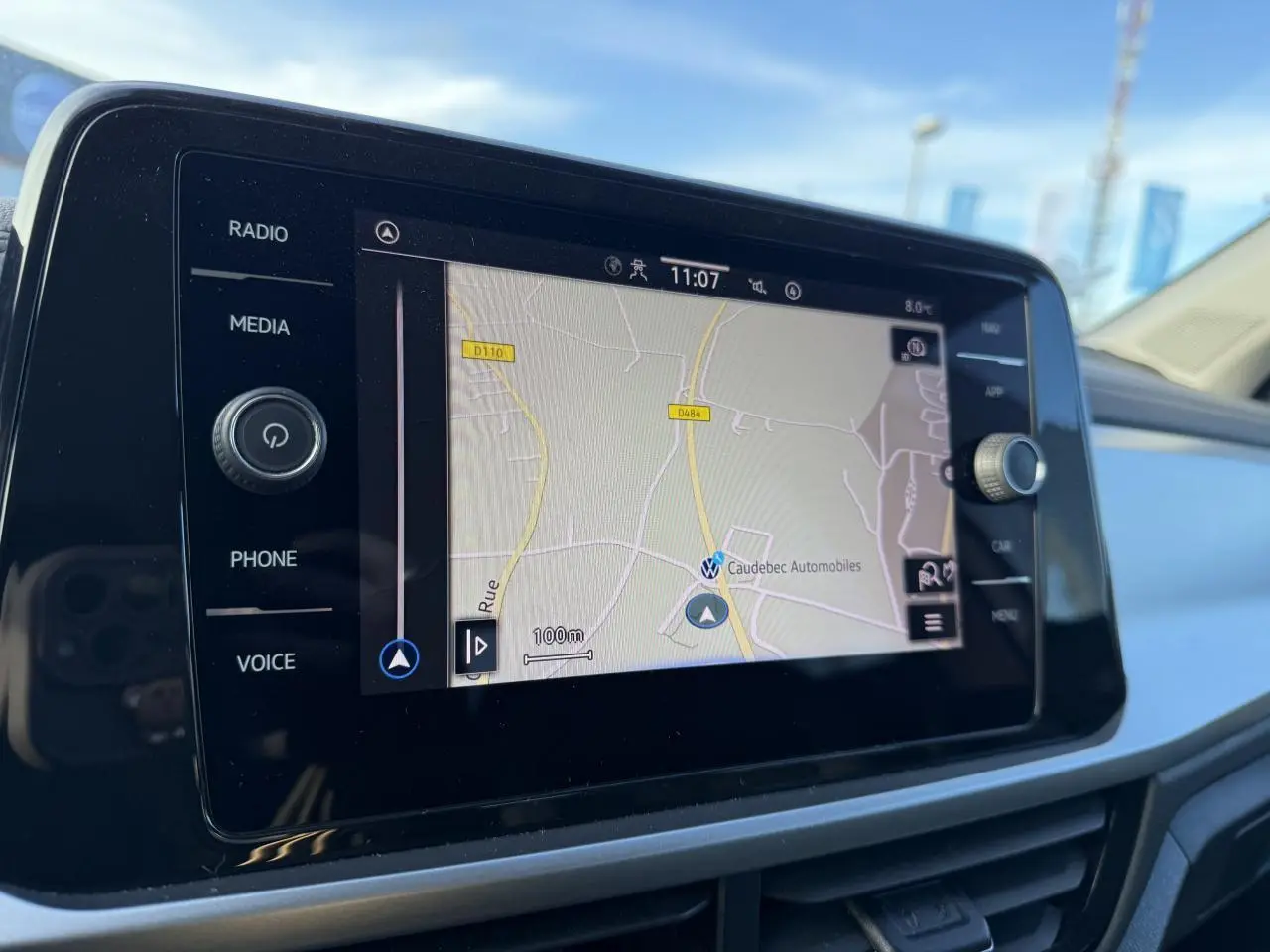 Écran tactile 8 pouces du système de navigation Discover Media dans un Volkswagen T-Roc 2022.