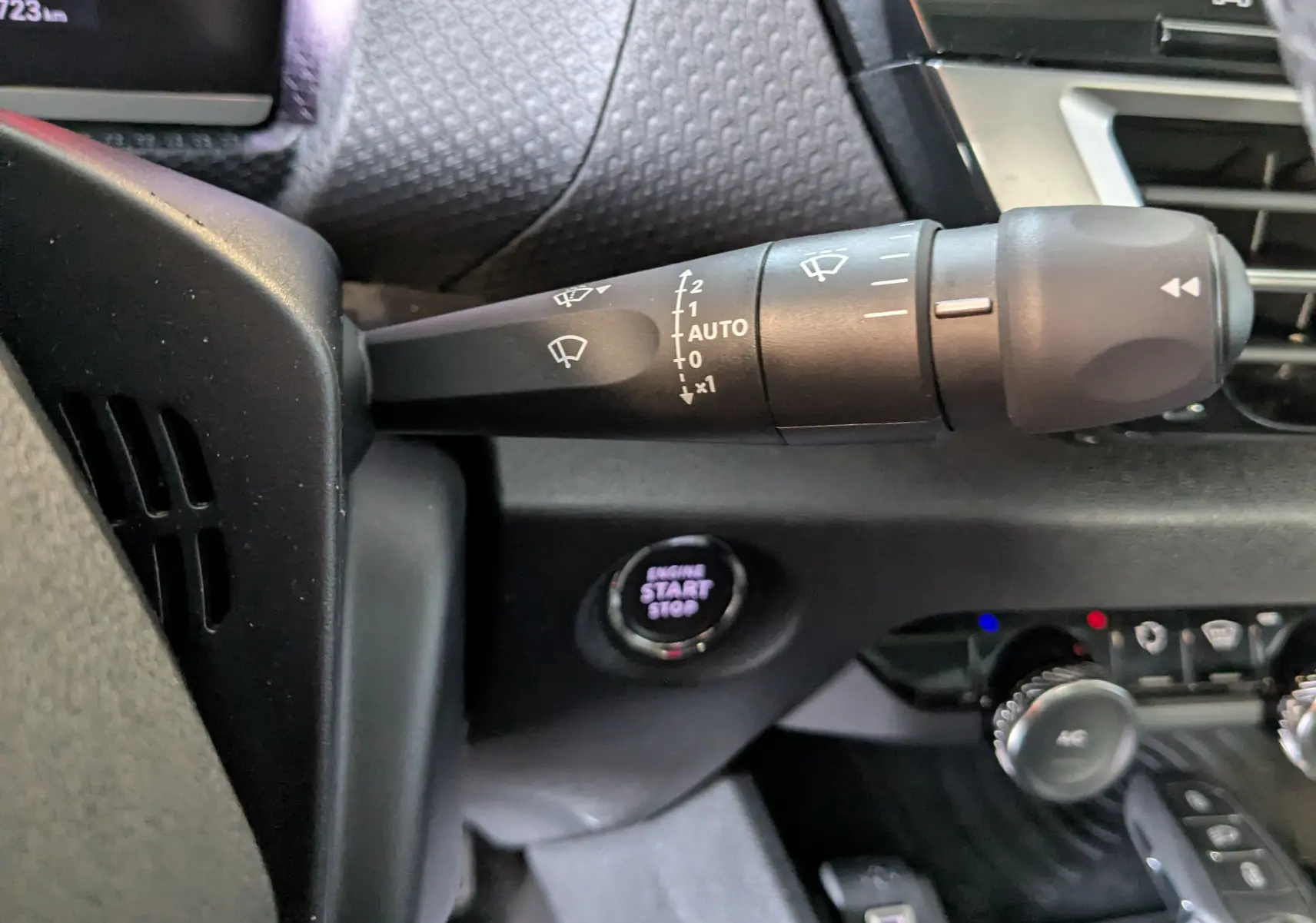 Gros plan sur la commande d'essuie-glace côté gauche du tableau de bord gris noir de la Citroën C4 2024.