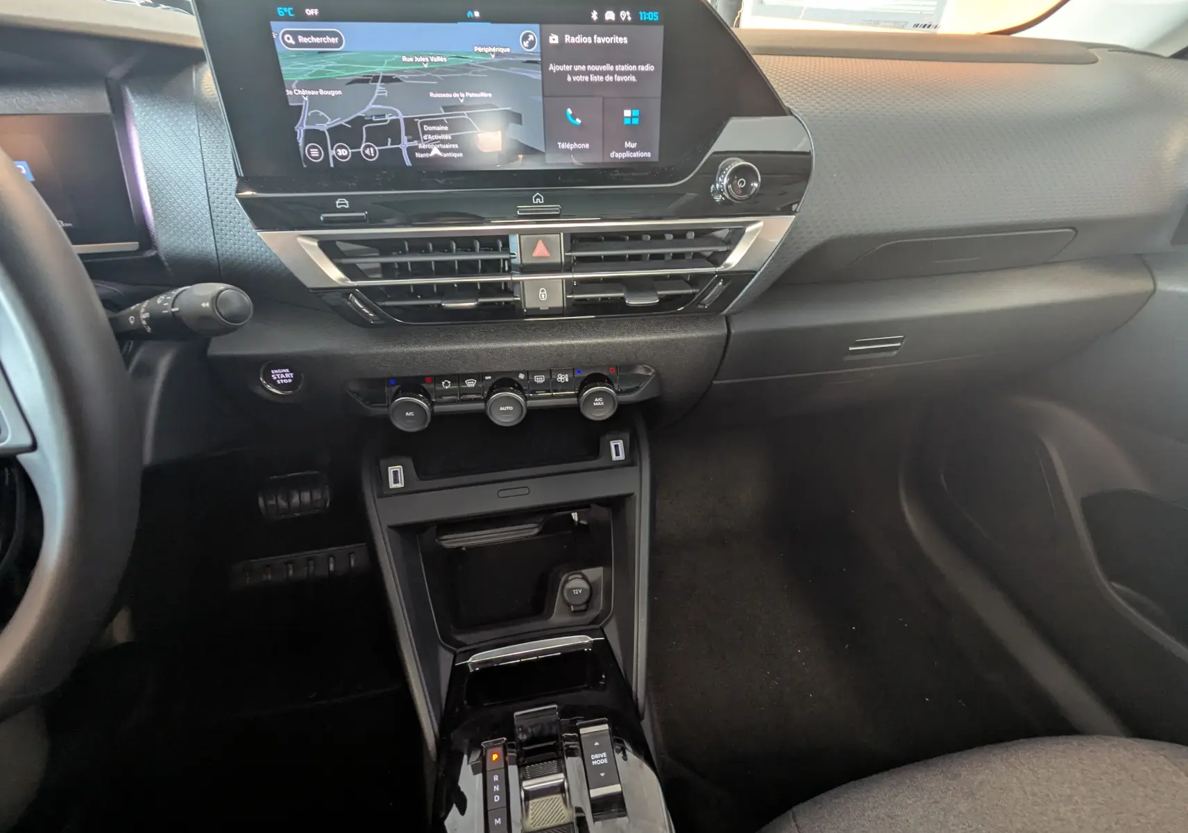 Vue intérieure du tableau de bord et console centrale d'une Citroën C4 2024 avec écran tactile et boîte automatique.