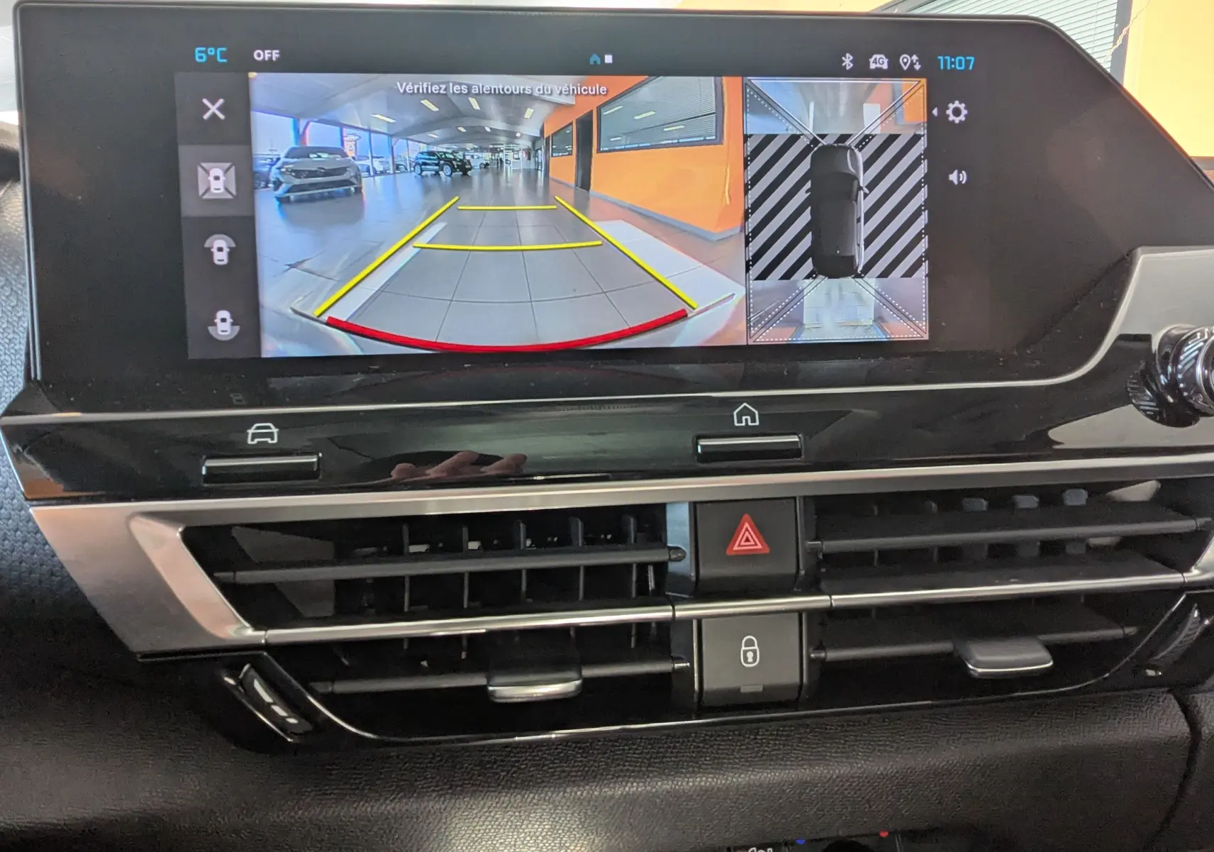Écran tactile intérieur de la Citroën C4 2024 montrant la caméra 360 avec vue arrière et plan en survol.