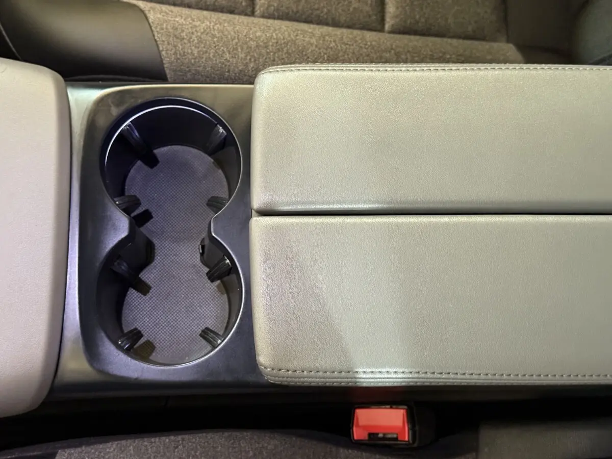 Gros plan sur la console centrale beige avec porte-gobelets du Citroën C5 Aircross Hybrid 225 ë-EAT8 Business.