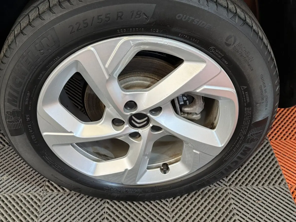 Gros plan sur la roue avant droite du Citroën C5 Aircross Hybrid 225 ë-EAT8 avec jante alliage et pneu Michelin.
