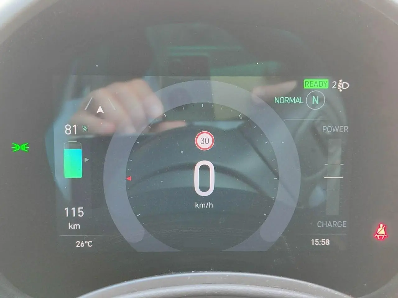 Gros plan sur l'avant droit blanc de la Fiat 500 électrique, mettant en valeur le phare rond et la jante en alliage.