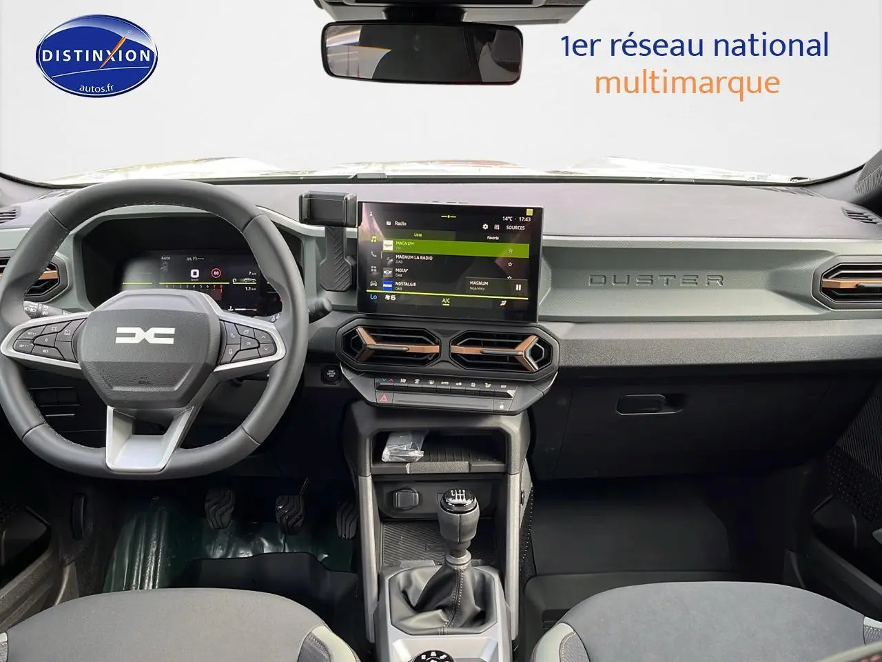 Intérieur du Dacia Duster 2025 avec tableau de bord moderne, écran tactile et volant multifonction noir.