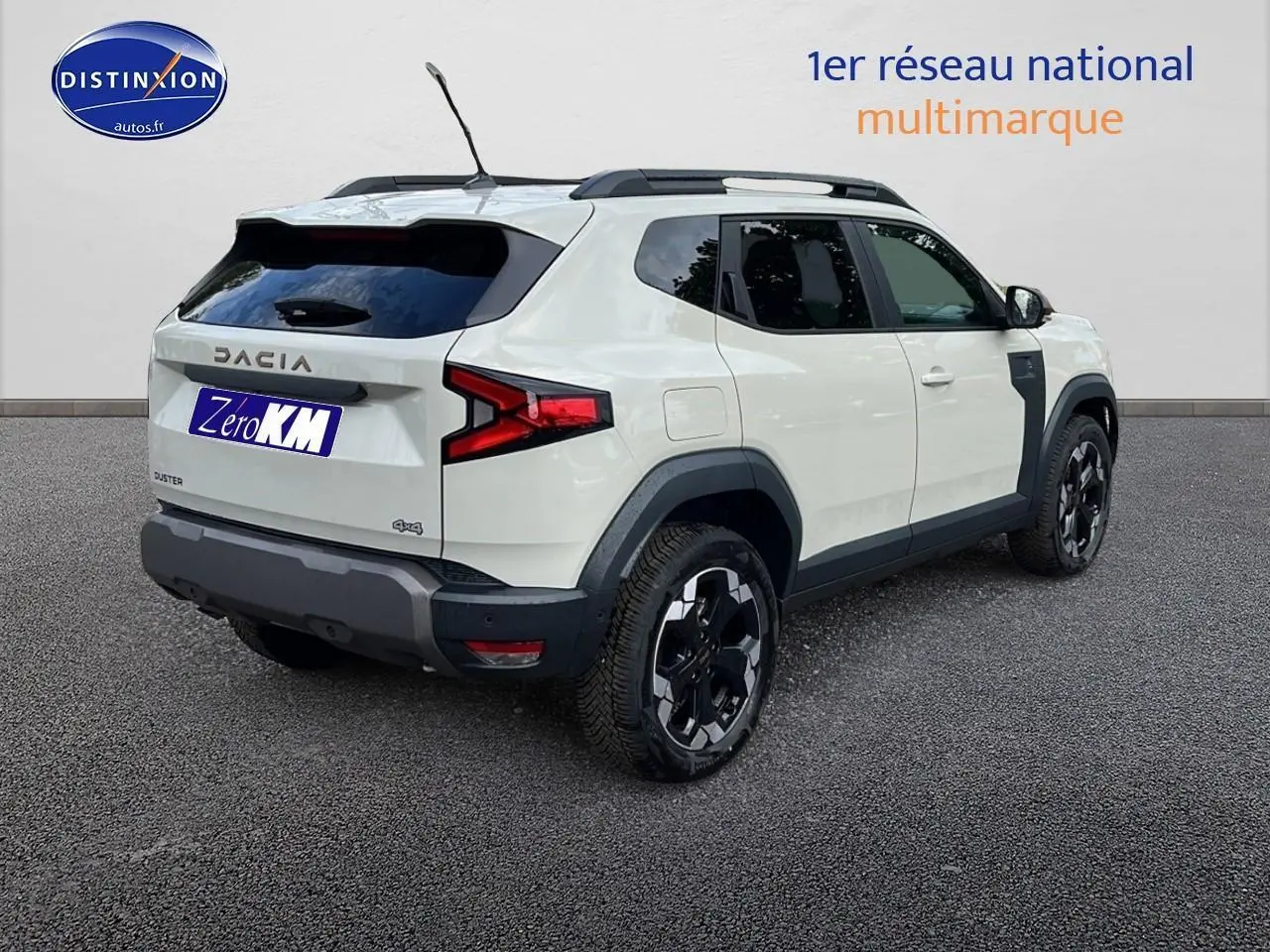 Vue 3/4 arrière droite du Dacia Duster 2025 Sandstone avec jantes alu et barres de toit noires.