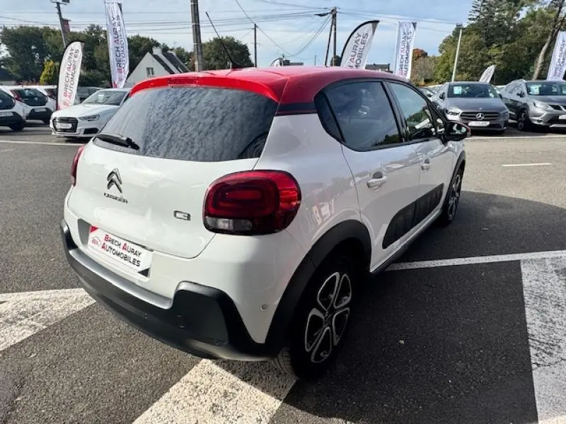 Citroën C3 2017 blanc Banquise avec toit rouge Aden vue 3/4 arrière droit, Airbump noir et jantes stylisées.
