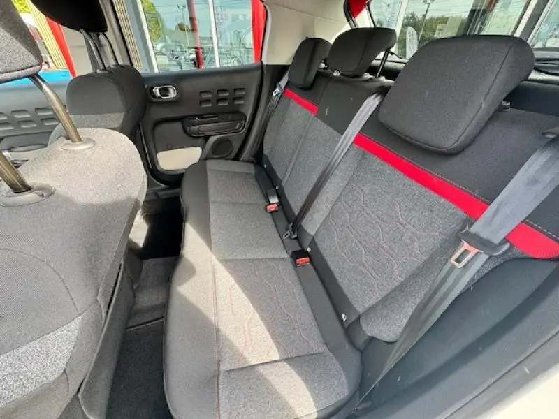 Vue intérieure arrière droite de la banquette grise avec surpiqûres rouges et ceintures de sécurité de la Citroën C3 2017.