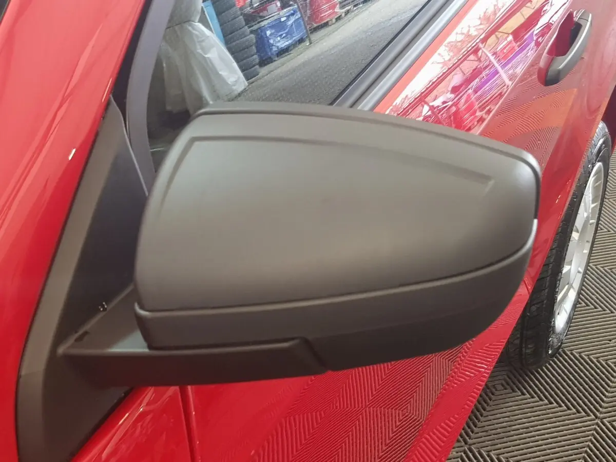 Gros plan sur le rétroviseur caméra côté gauche d'une Aixam Ambition 0.5 City Pack rouge, vue latérale avant.