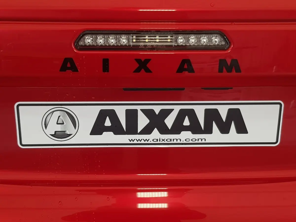 Gros plan sur l'arrière rouge vif de l'AIXAM AMBITION 0.5 CITY PACK avec logo et feu stop LED intégré.