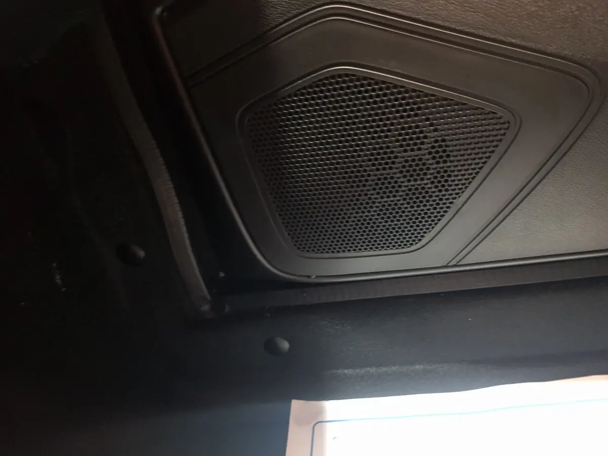 Gros plan sur le haut-parleur intérieur noir de l'AIXAM AMBITION 0.5 CITY PACK, sans vue extérieure ni couleur rouge visible.