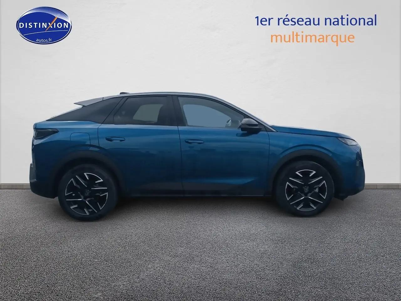 Profil côté gauche du Peugeot 3008 hybride 2025 bleu avec jantes alliage noires et toit noir contrasté.