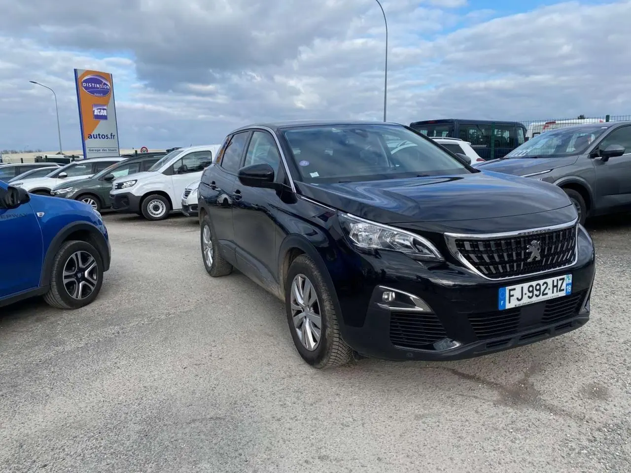 Peugeot 3008 noir vue 3/4 avant droit, avec calandre chromée et plaques d'immatriculation françaises visibles.