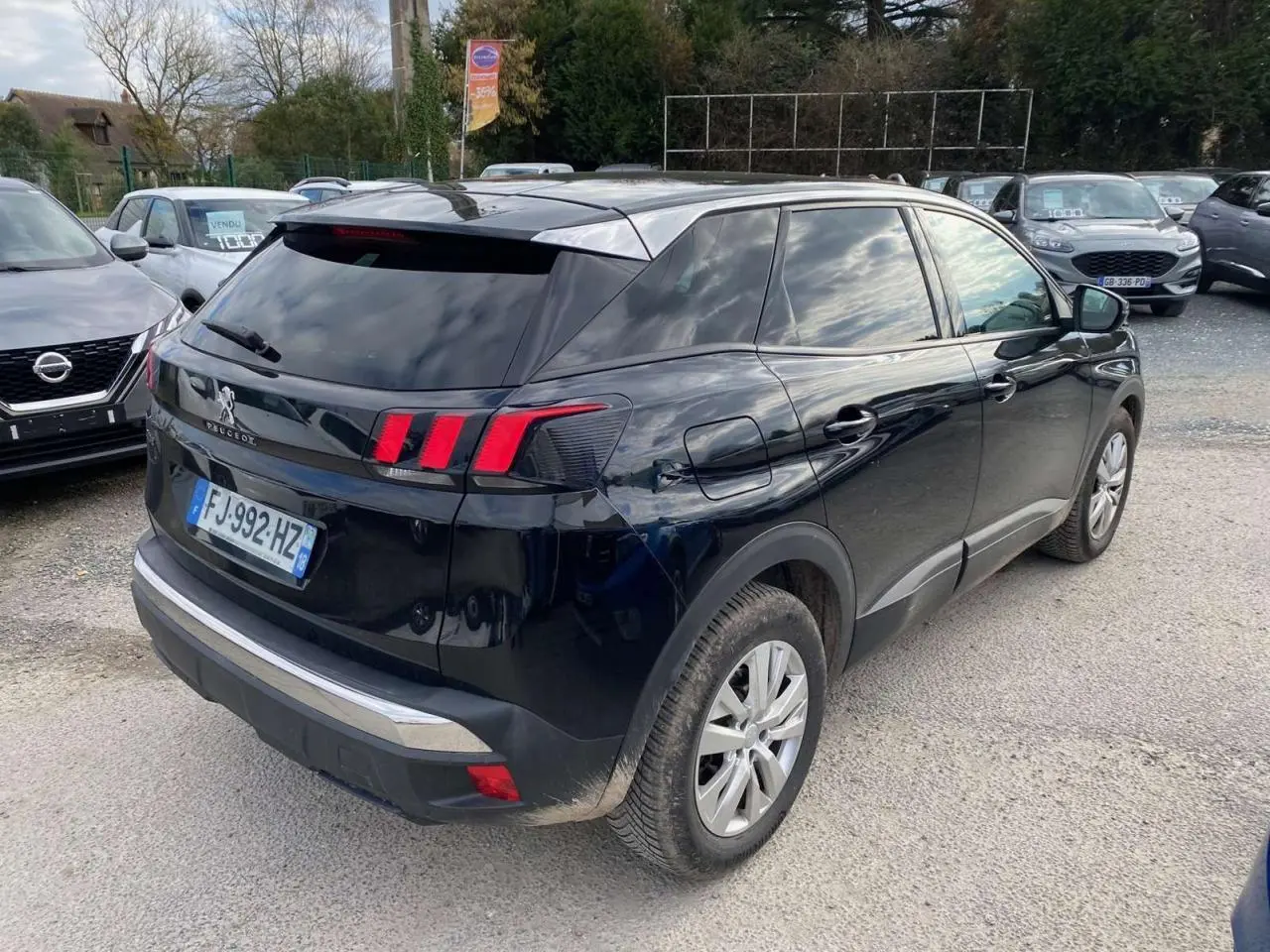Peugeot 3008 noir vue 3/4 arrière droit, avec feux arrière à griffes rouges et vitres teintées.