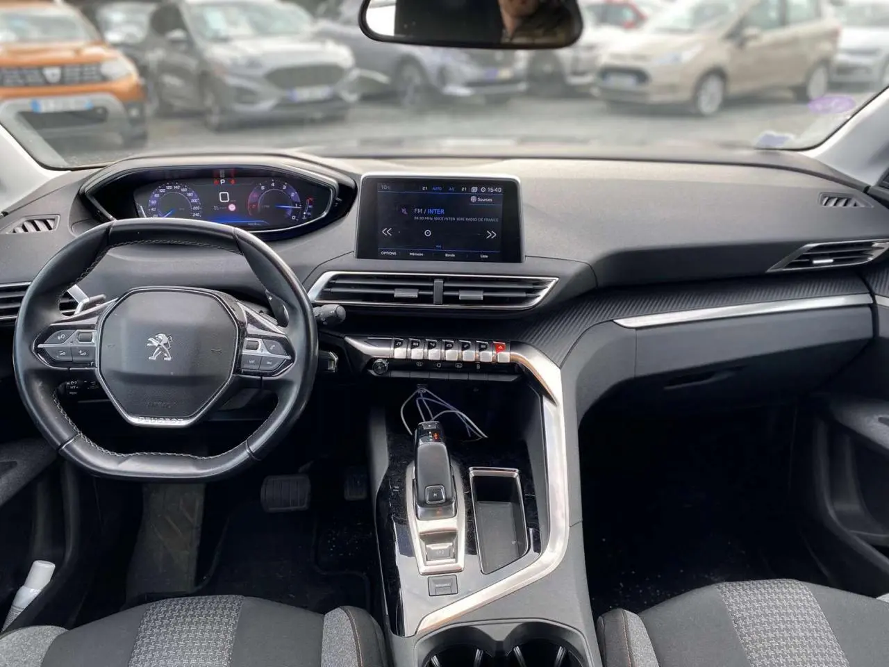 Intérieur du Peugeot 3008 noir 2019, vue frontale du tableau de bord avec écran tactile et volant compact.