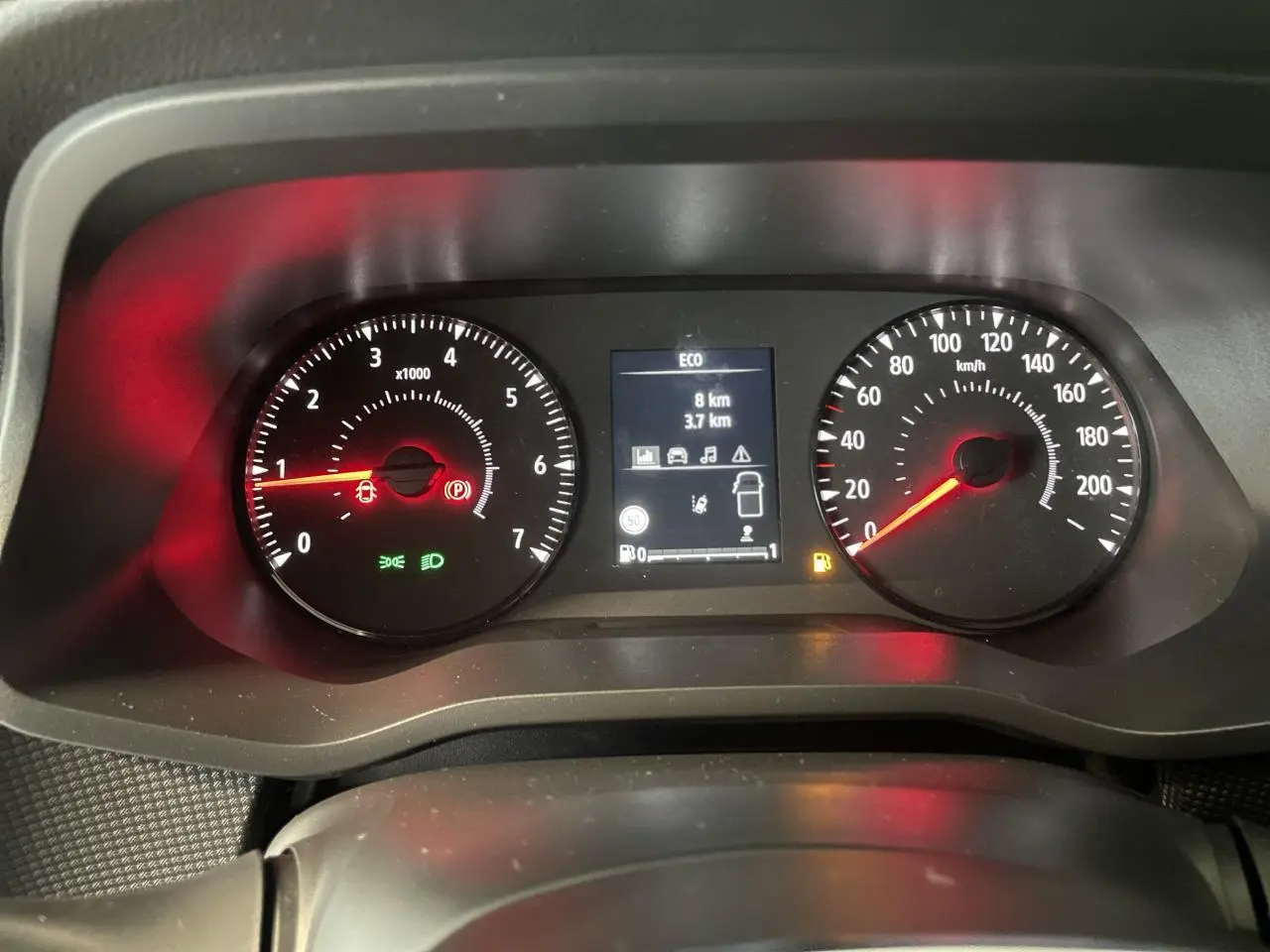 Gros plan sur le tableau de bord du Renault Trafic Fourgon blanc montrant compte-tours, vitesse et écran central numérique.