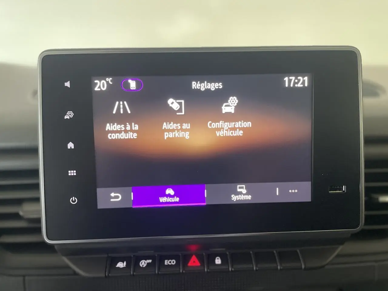 Écran tactile 8 pouces du système EASY LINK du Renault Trafic Fourgon blanc, affichant les réglages d'aide à la conduite.
