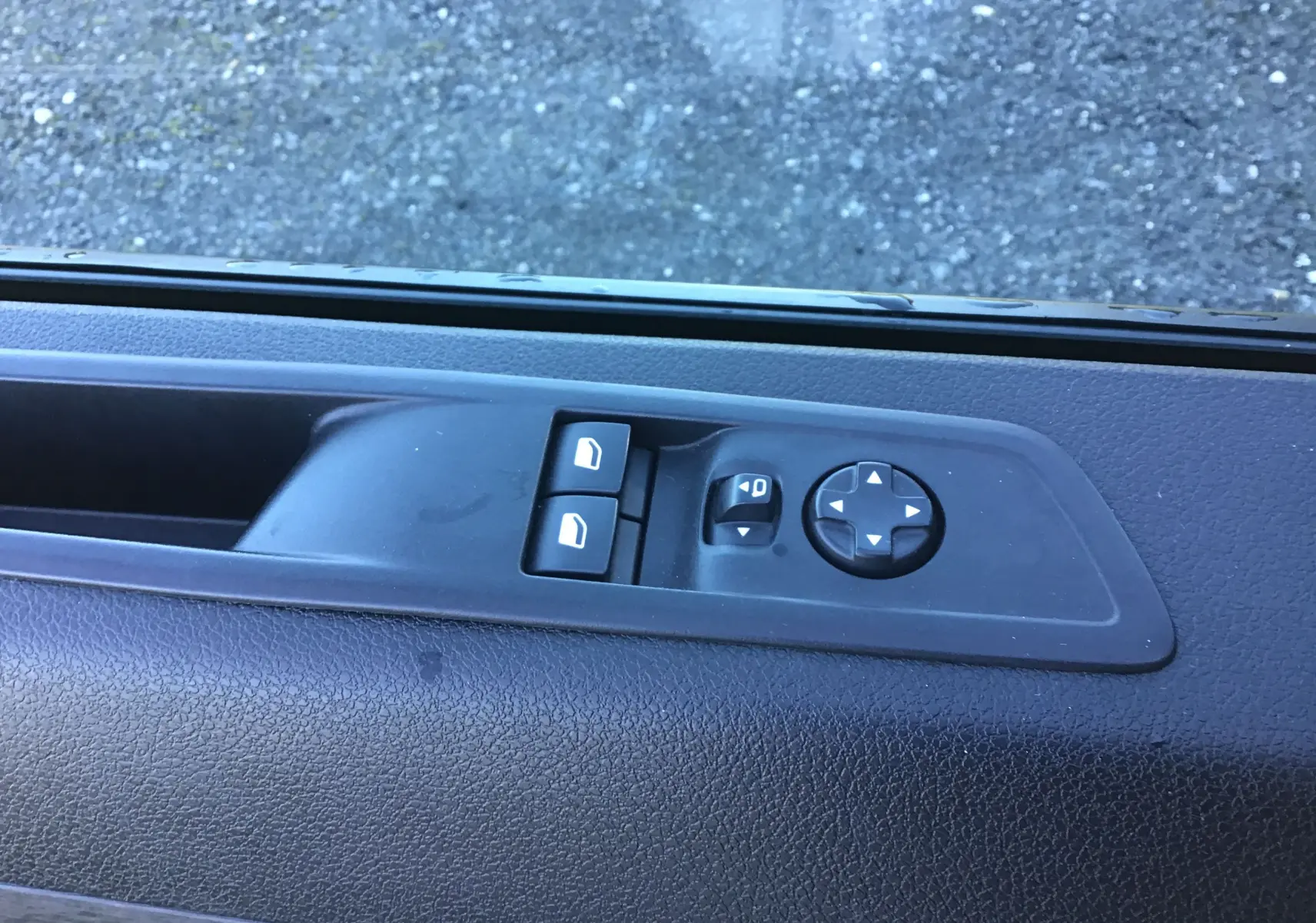 Commande des vitres électriques et réglage des rétroviseurs sur la portière intérieure côté conducteur d'un Fiat Scudo Fourgon blanc.