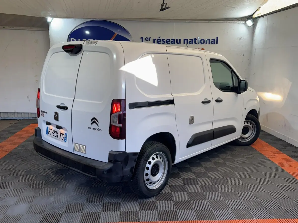 Vue 3/4 arrière droite d’un Citroën Berlingo blanc utilitaire avec portes arrière battantes et jantes acier.