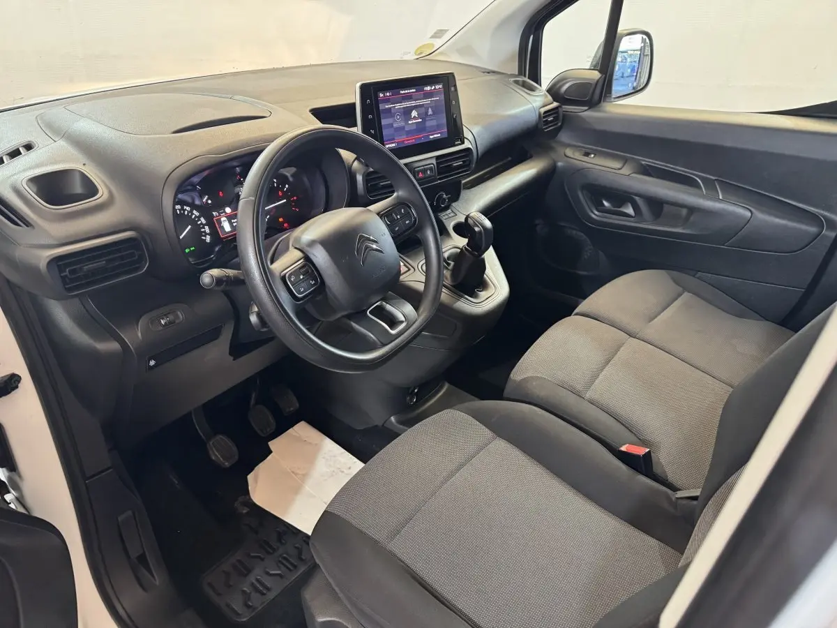 Intérieur avant droit du Citroën Berlingo blanc 2020, volant multifonctions et écran tactile central visible.