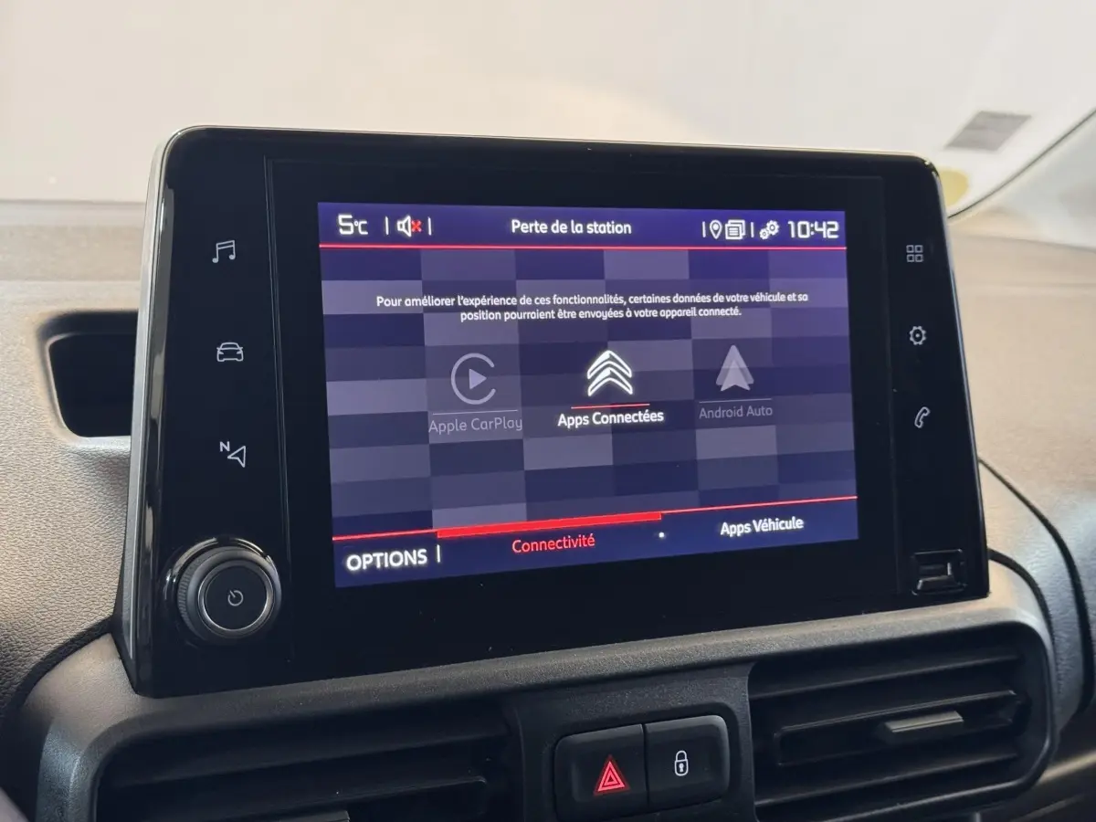 Écran tactile central du tableau de bord du Citroën Berlingo 2020 affichant les options de connectivité.