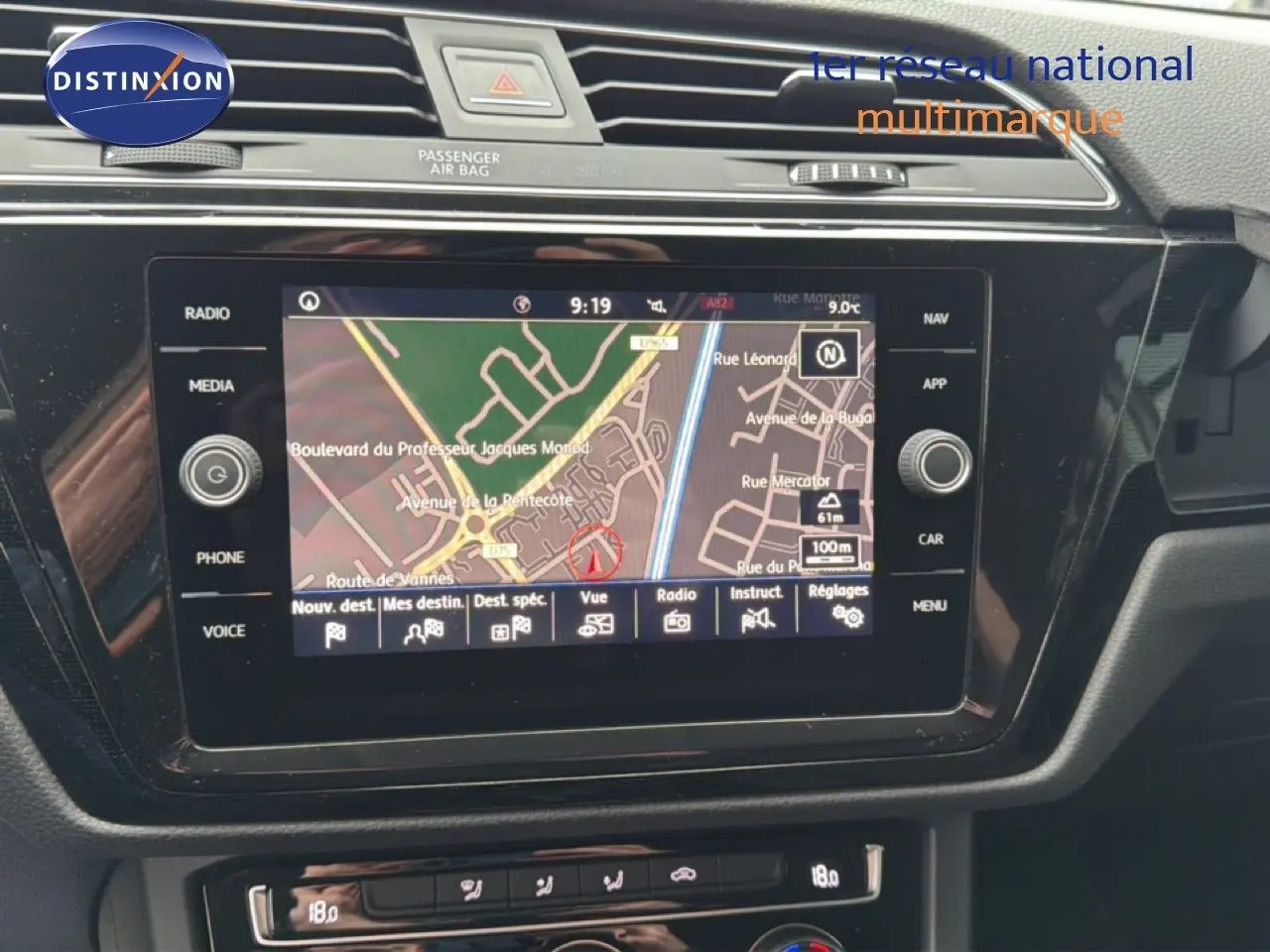 Vue rapprochée de l'écran tactile central avec navigation GPS du tableau de bord d'un Volkswagen Touran 2018.
