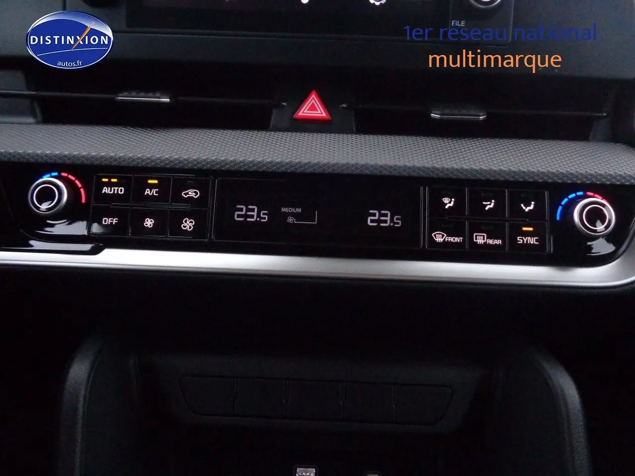 Détail du tableau de bord avec commandes de climatisation digitale sur KIA Sportage gris acier 2022.