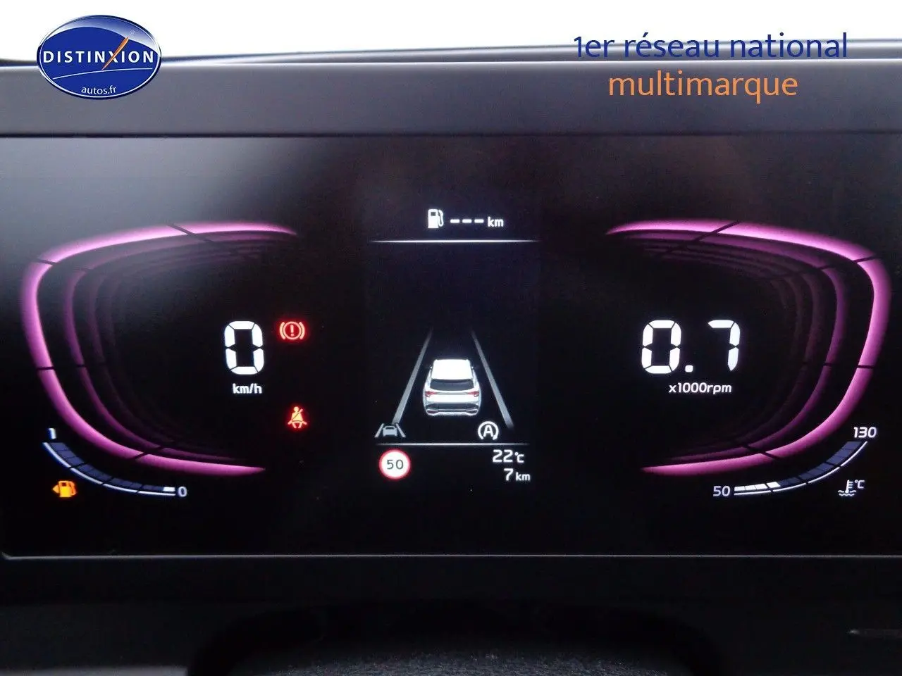 Tableau de bord numérique du Kia Sportage 2022 avec affichage vitesse, régime moteur et alertes en violet et blanc.