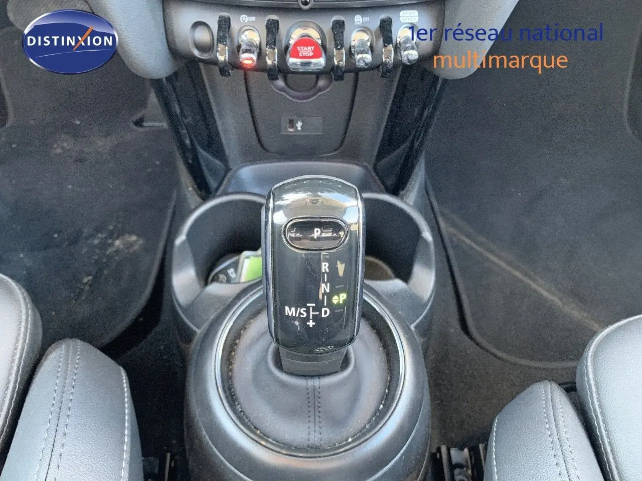 Le levier de vitesses automatique noir de la MINI 1.5 136CH STEPTRONIC, vue rapprochée de la console centrale.