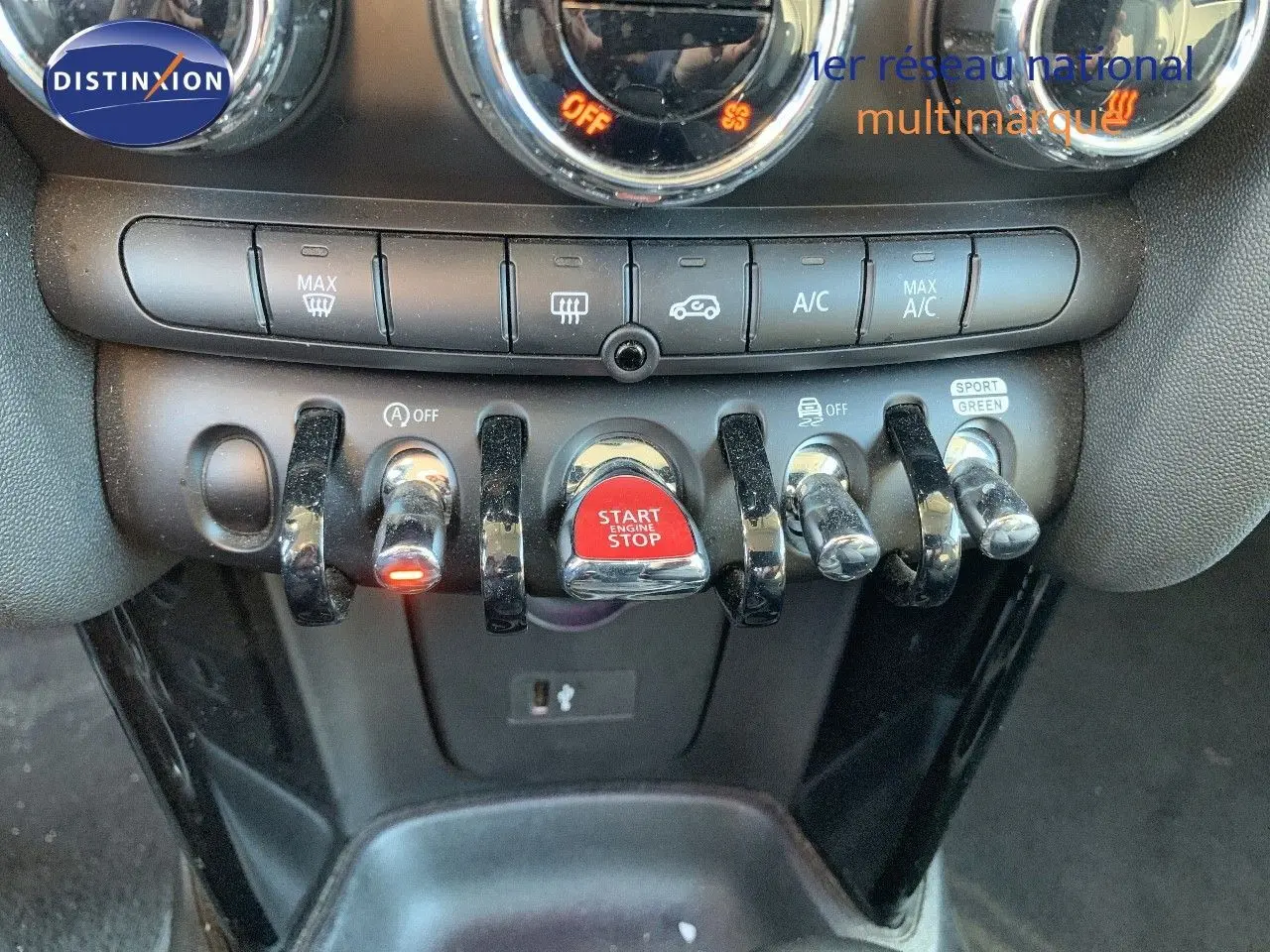 Détail du tableau de bord de la MINI 1.5 136CH STEPTRONIC 2023 montrant les commandes et le bouton rouge Start/Stop.