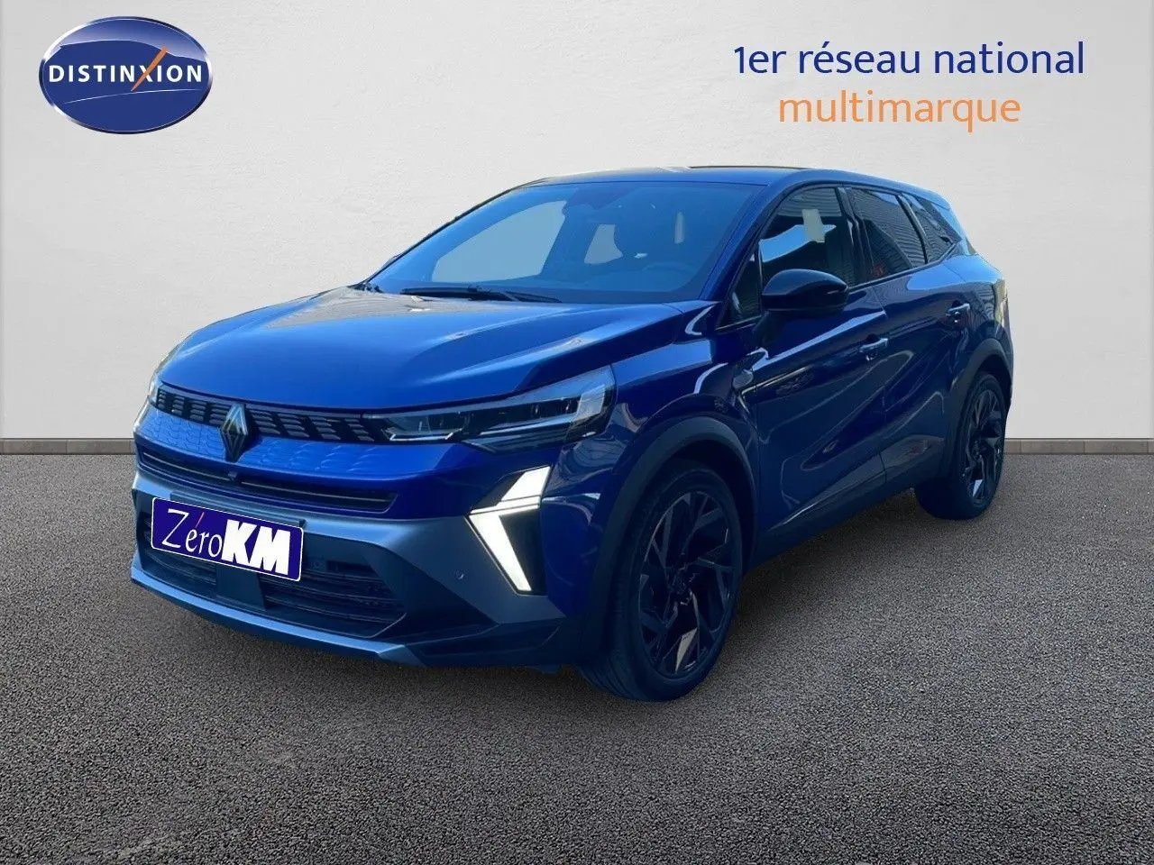 Renault Symbioz 2025 bleu Iron Metal en 3/4 avant droit, SUV hybride avec feux LED et jantes noires distinctives.