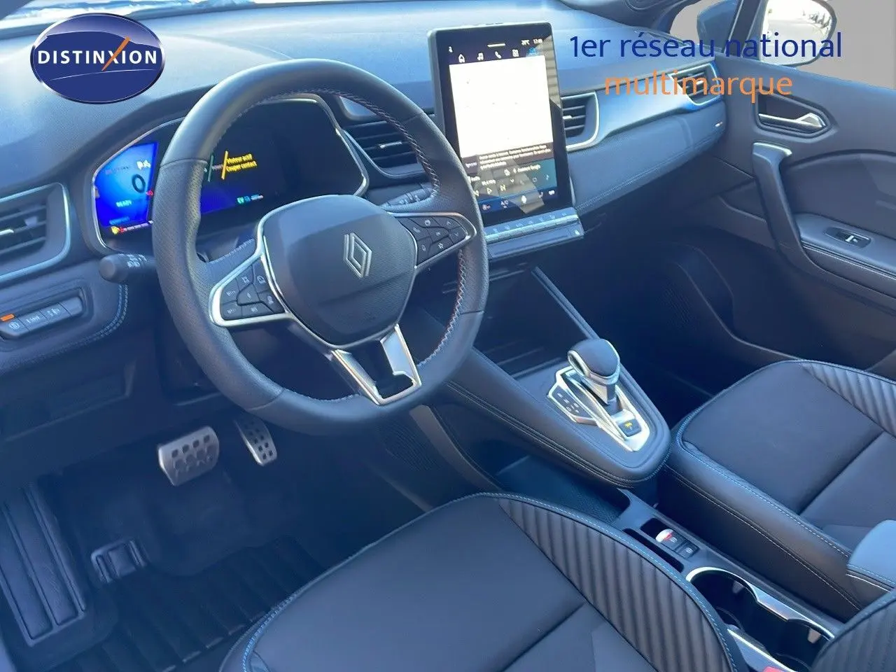 Intérieur du Renault Symbioz 2025 en bleu Iron Metal, vue côté conducteur sur le tableau de bord et la console centrale.