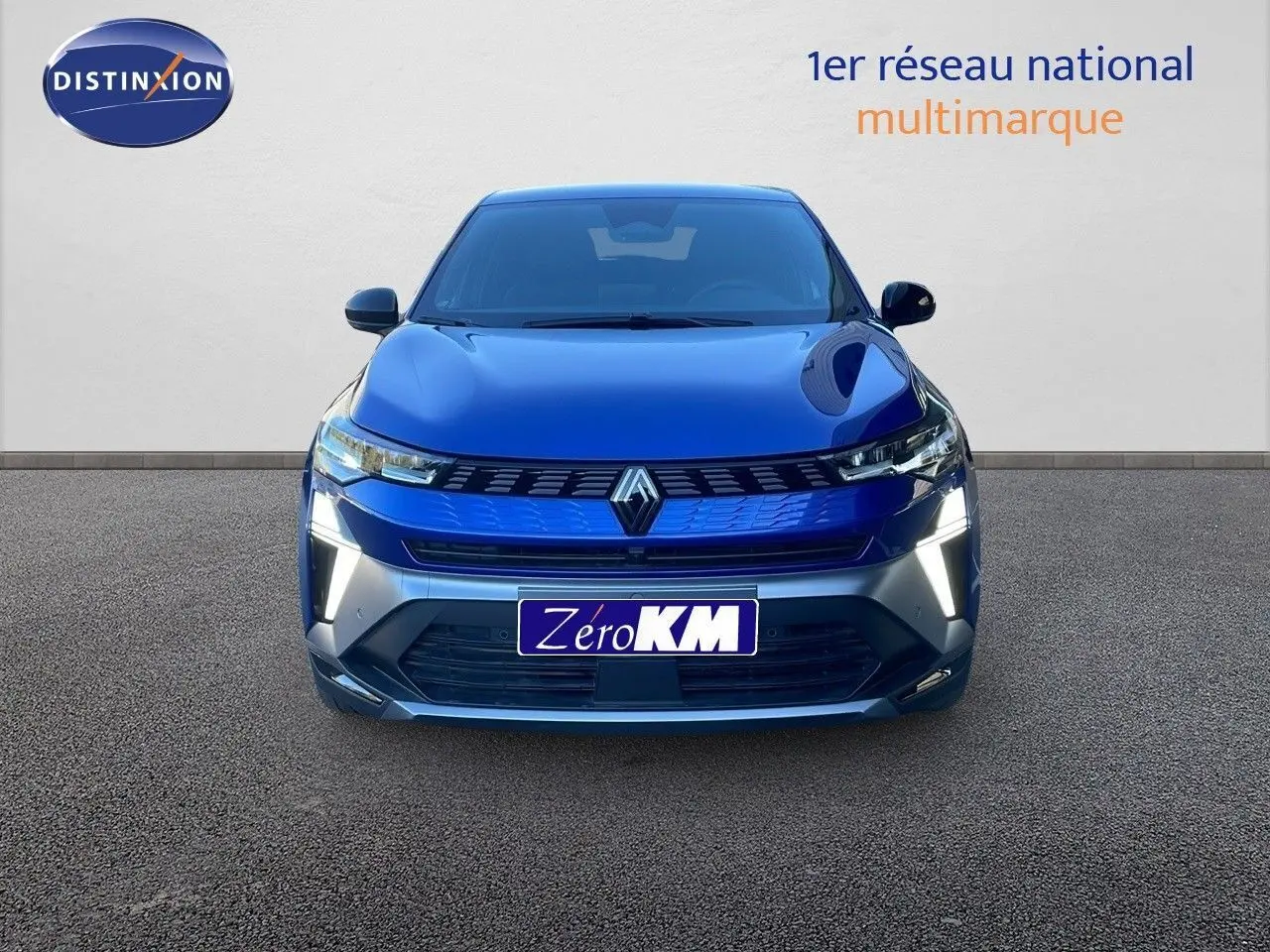 Vue frontale d'une Renault Symbioz 2025 bleu Iron Metal avec éclairage LED distinctif allumé.