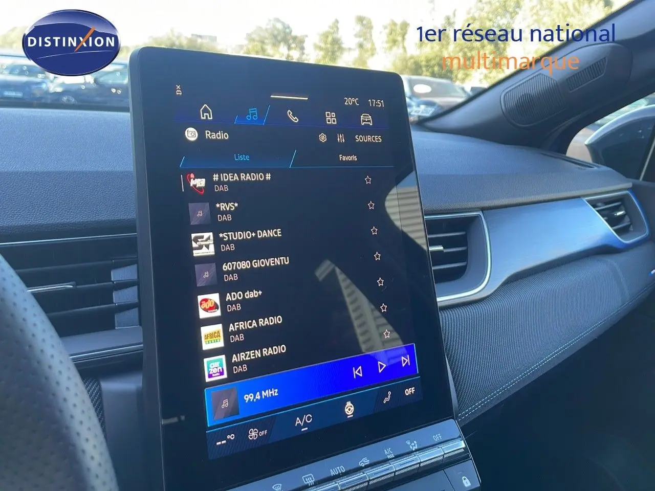 Intérieur du Renault Symbioz 2025 montrant l'écran tactile central avec interface radio et tableau de bord moderne gris anthracite.