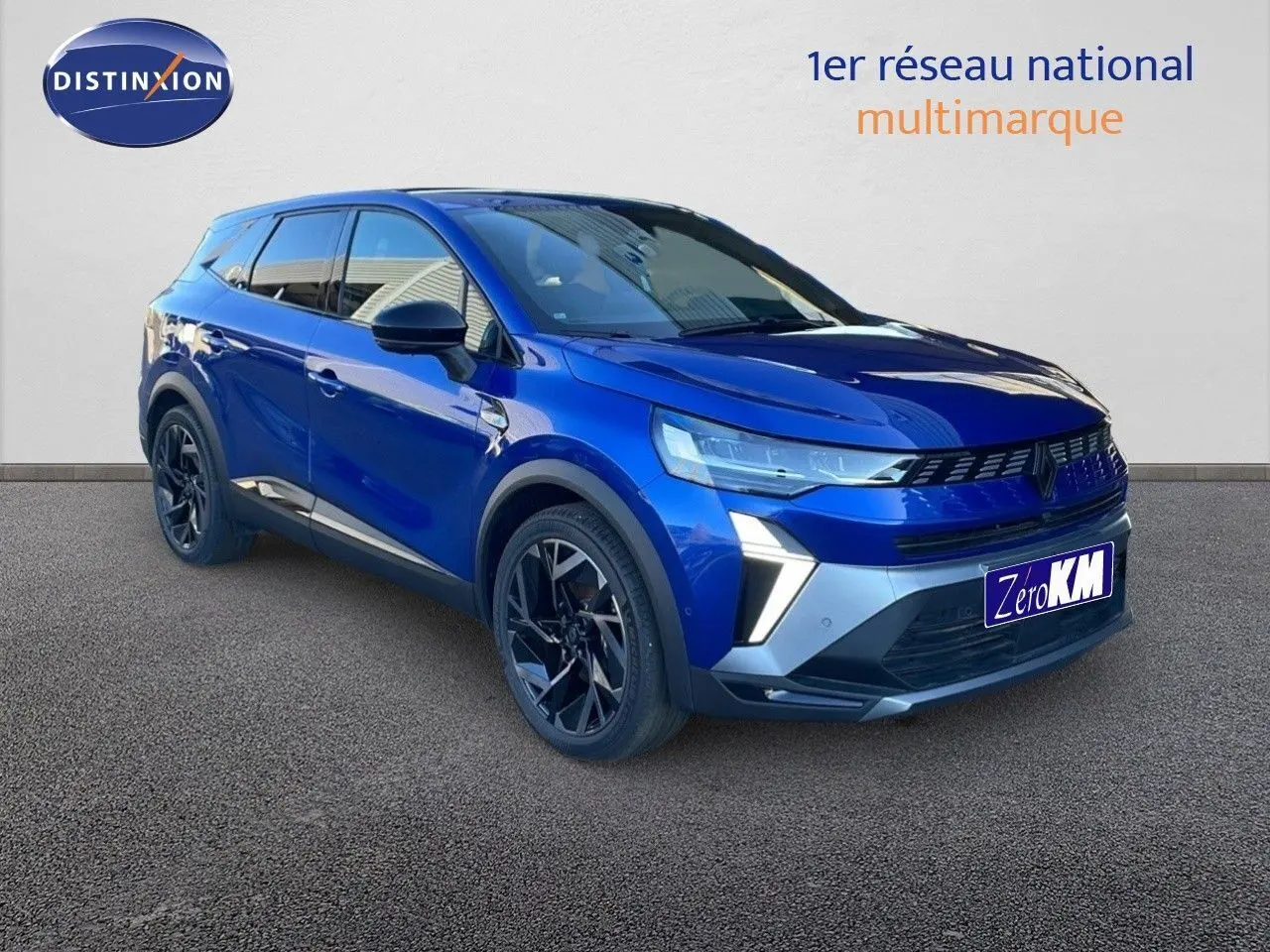Renault Symbioz 2025 bleu Iron Metal en 3/4 avant droit, SUV hybride au design moderne et jantes noires.