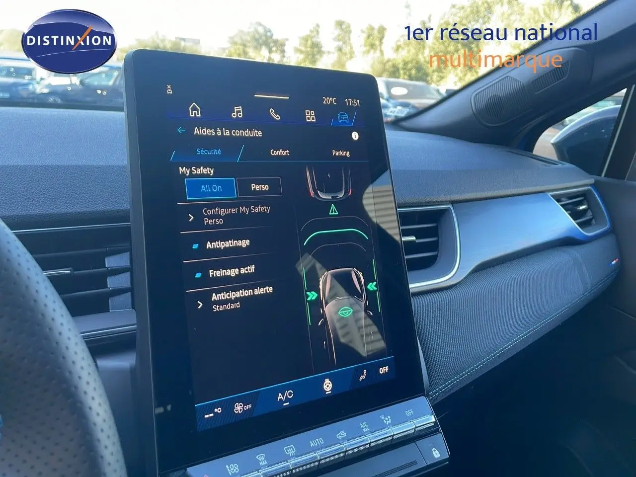 Vue intérieure du tableau de bord de la Renault Symbioz 2025, écran tactile affichant les aides à la conduite.