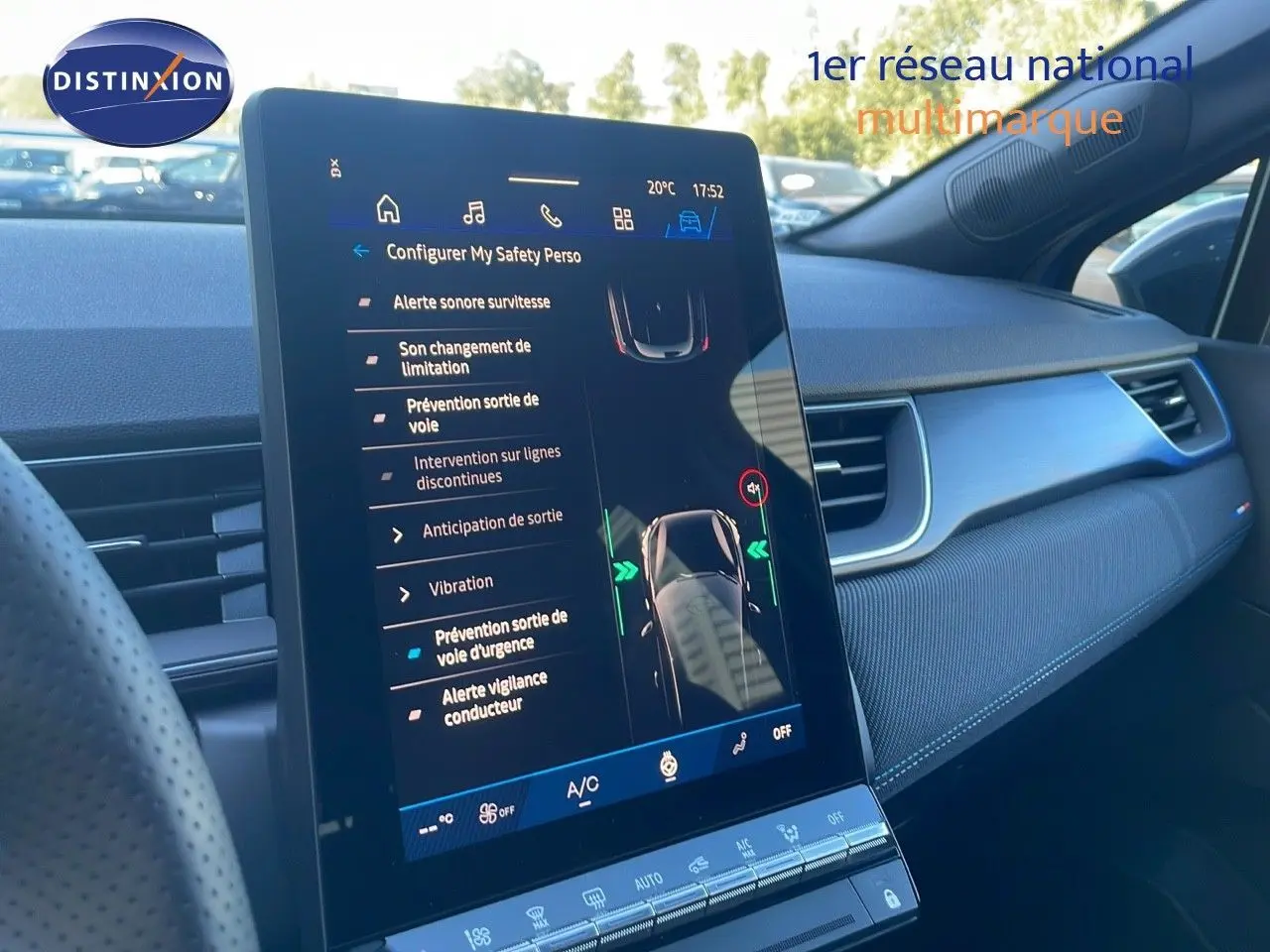 Vue intérieure côté conducteur du Renault SYMBIOZ 2025, écran tactile affichant les options de sécurité personnalisées.
