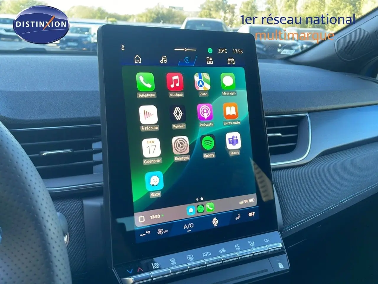 Vue intérieure centrée sur l'écran tactile vertical du tableau de bord d'une Renault Symbioz bleu iron metal, 2025.