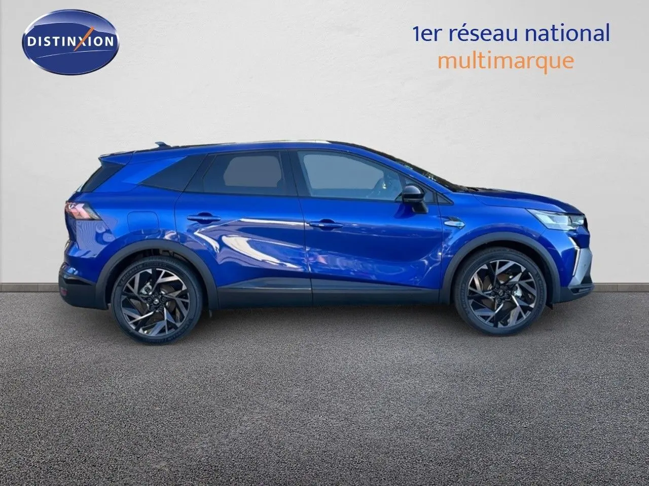 Profil côté droit du Renault Symbioz 2025 en bleu iron metal avec jantes noires et détails sportifs Alpine.