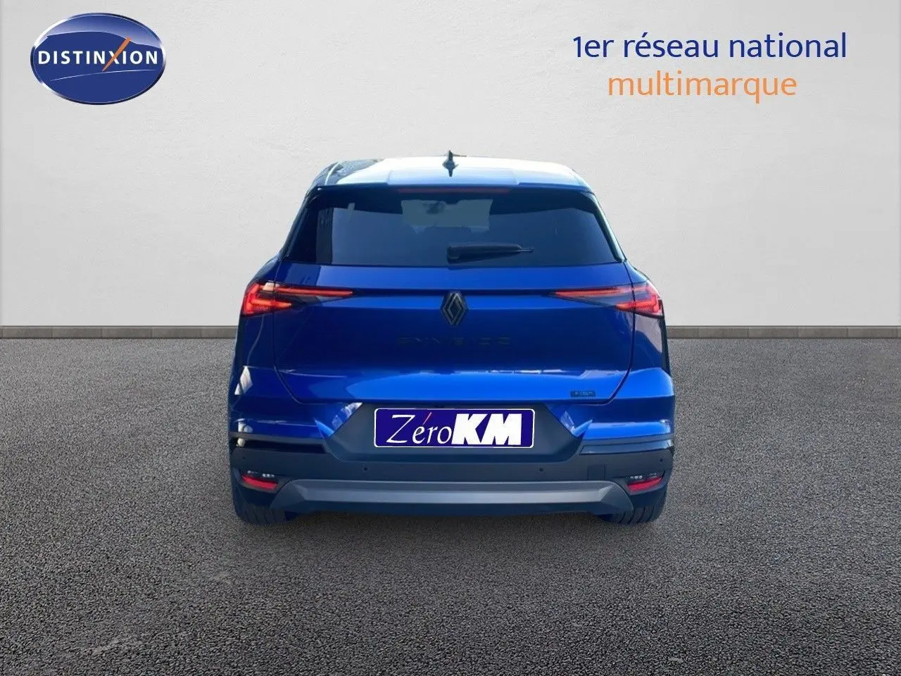 Vue arrière d'une Renault SYMBIOZ bleu iron metal 2025 avec feux LED et plaque Zéro KM visible.