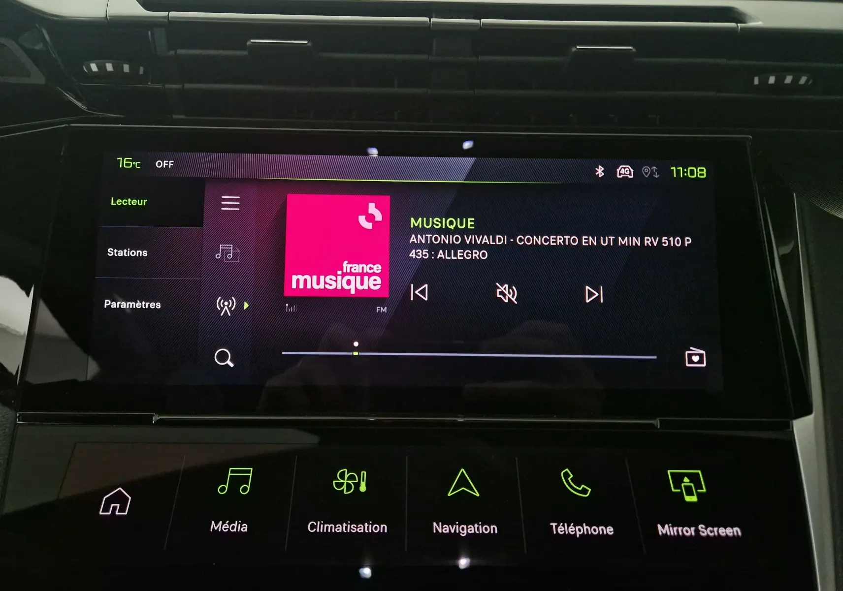 Écran tactile central de la Peugeot 308 2025 affichant la radio France Musique avec commandes multimédia visibles.