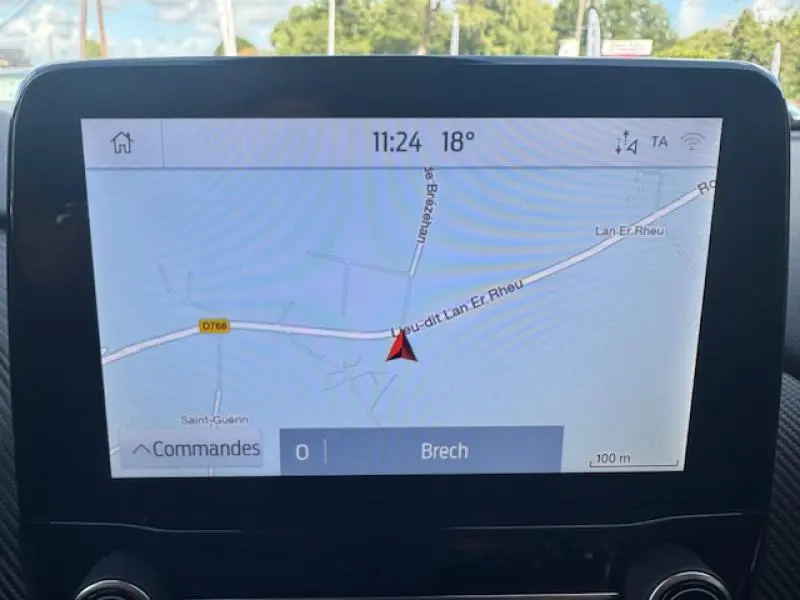 Écran tactile du GPS du Ford Puma 2023 affichant une carte routière avec indication de Brech et température extérieure.