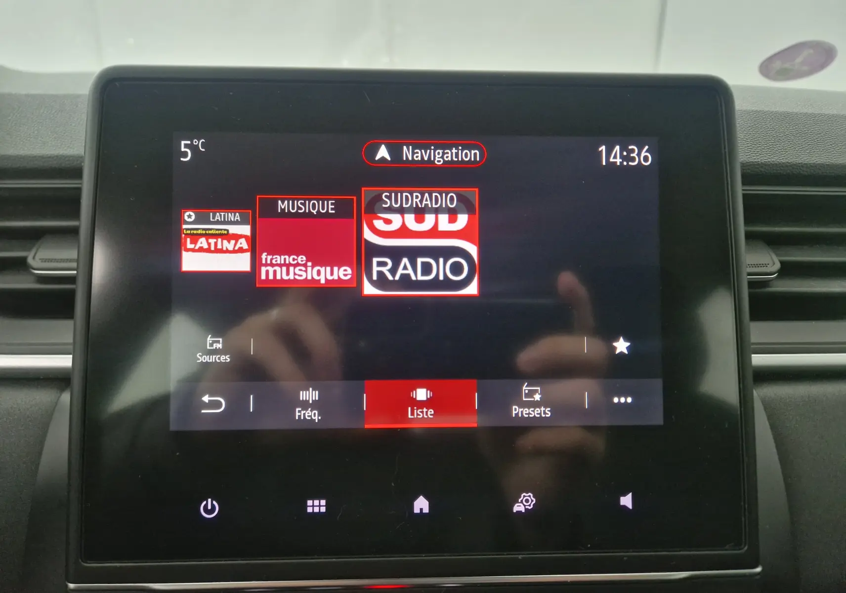 Écran tactile central du Renault Captur 2020 affichant le menu radio avec plusieurs stations en mode navigation.
