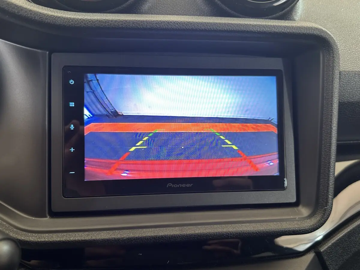 Écran intérieur montrant la caméra de recul côté conducteur de l'AIXAM AMBITION 0.5 CITY SPORT rouge, 2026.