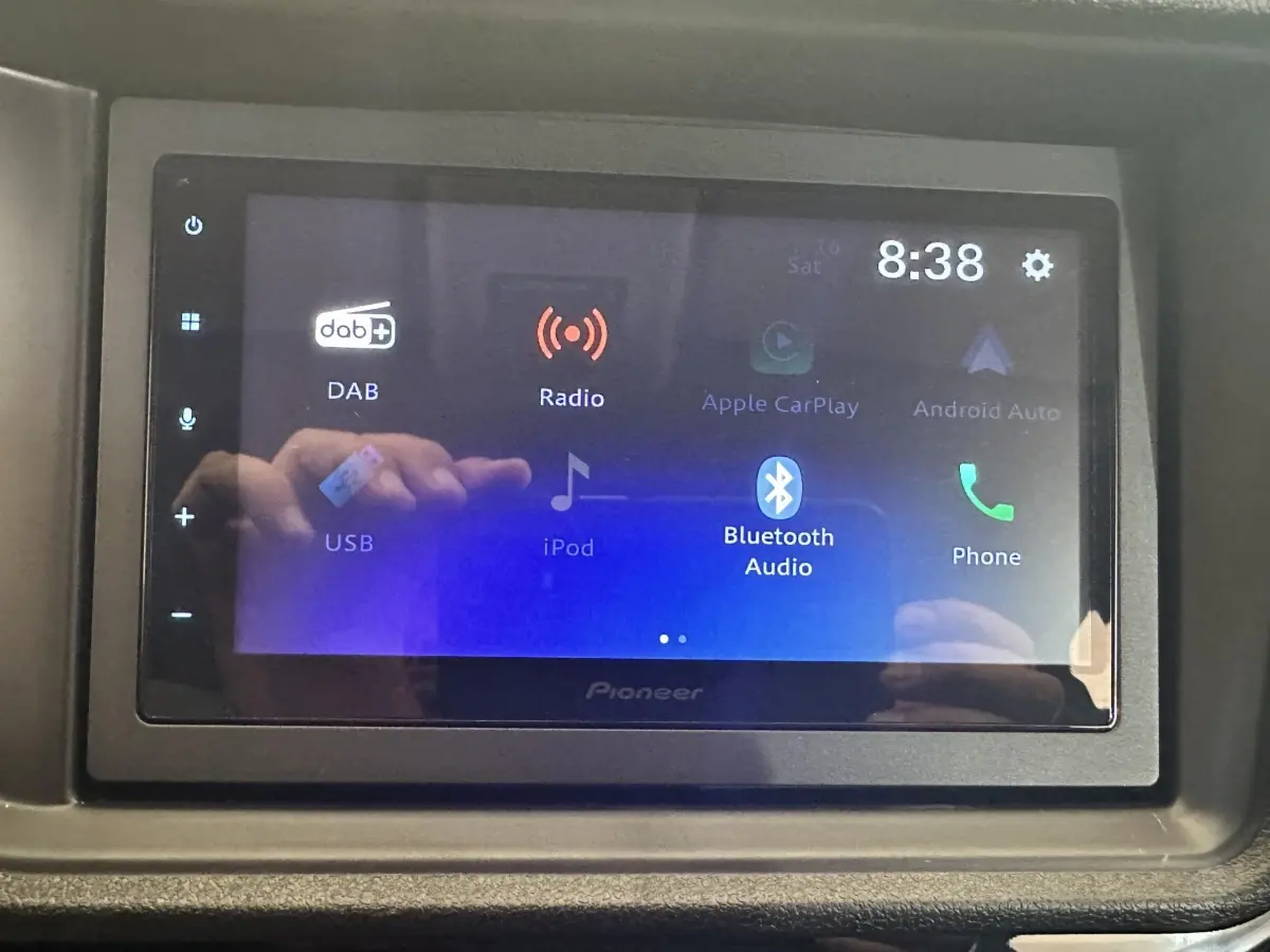 Écran tactile multimédia Pioneer de l'AIXAM AMBITION 0.5 CITY SPORT 2026 affichant les options audio connectées.