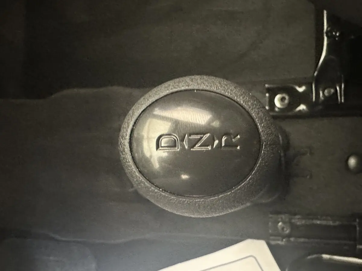 Gros plan sur le levier de vitesses automatique noir du véhicule Aixam Ambition 0.5 City Sport, version diesel 2026.