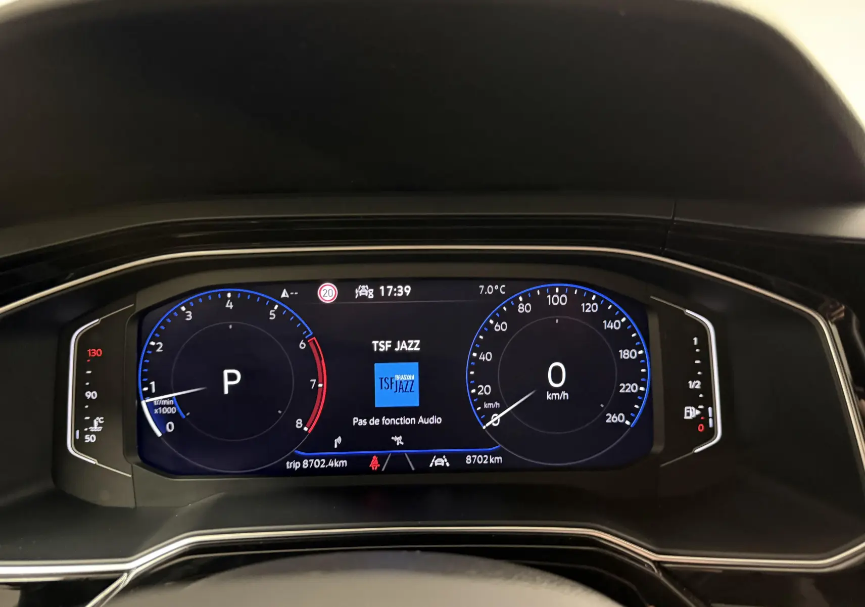 Tableau de bord numérique du Volkswagen Taigo 1.5 TSI 150 DSG7 R-Line Edition affichant vitesse, régime et informations multimédia.
