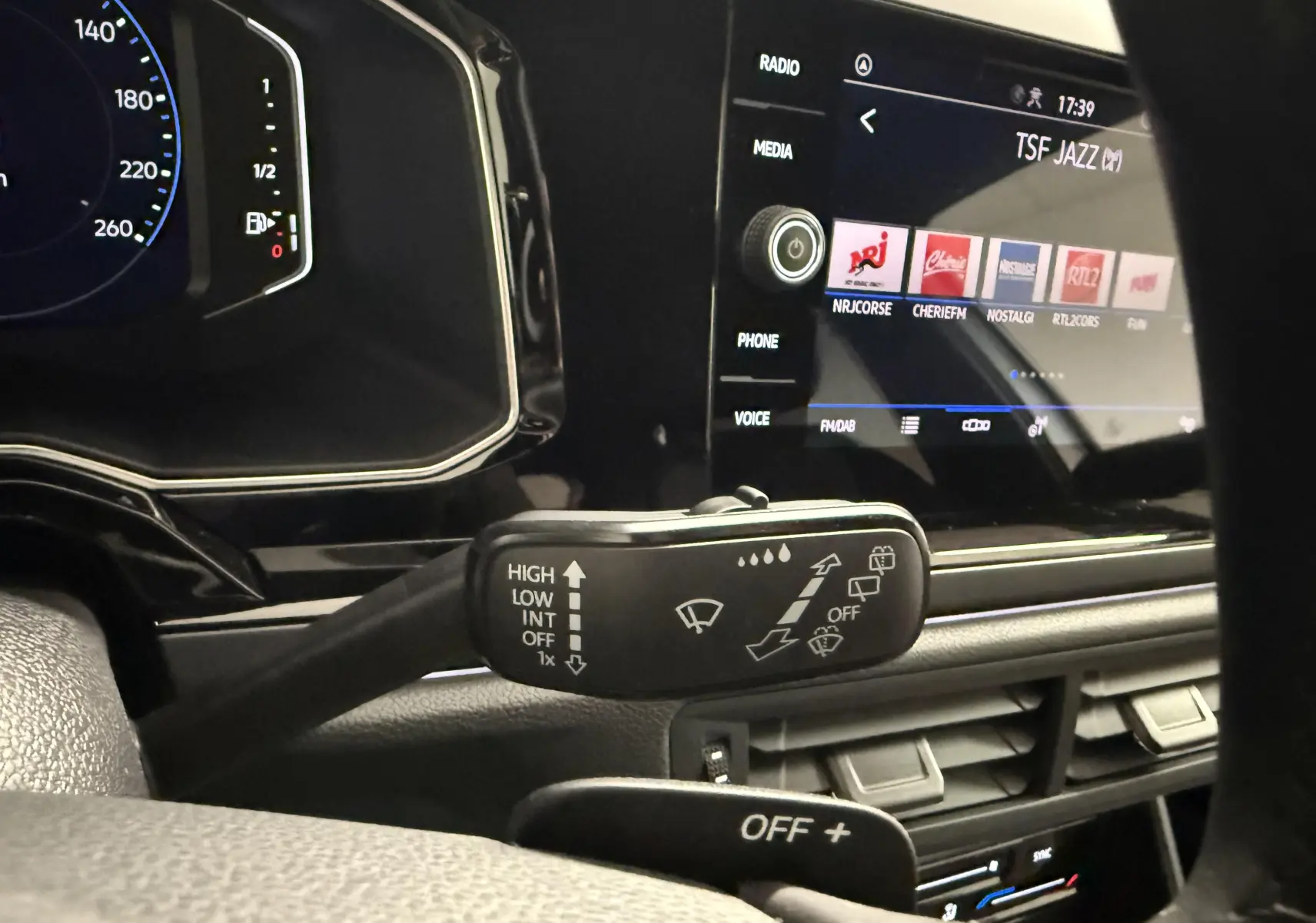 Gros plan sur la commande d’essuie-glace du Volkswagen Taigo 1.5 TSI 150 DSG7 R-Line Edition, intérieur noir.